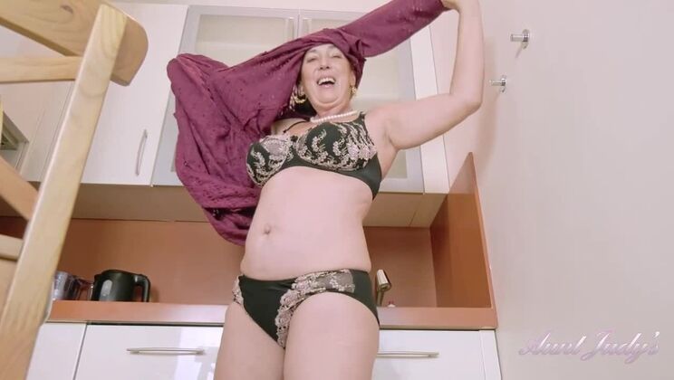 Esmerelda's Solo Kitchen Show in High Heels