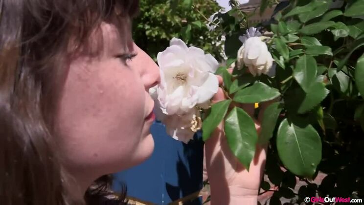 Sheryl teases with roses – brunette passion