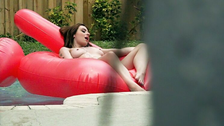 Scarlet Johnson's Deepthroat Skills by the Pool