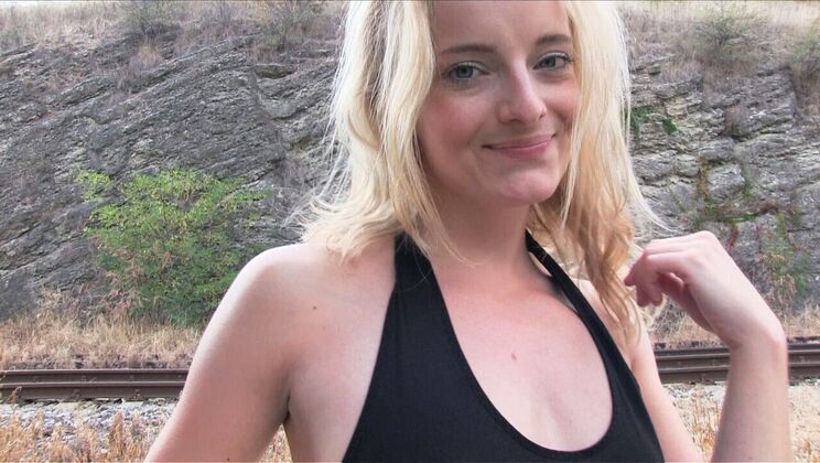 Cheerleader Gives Deepthroat in Car