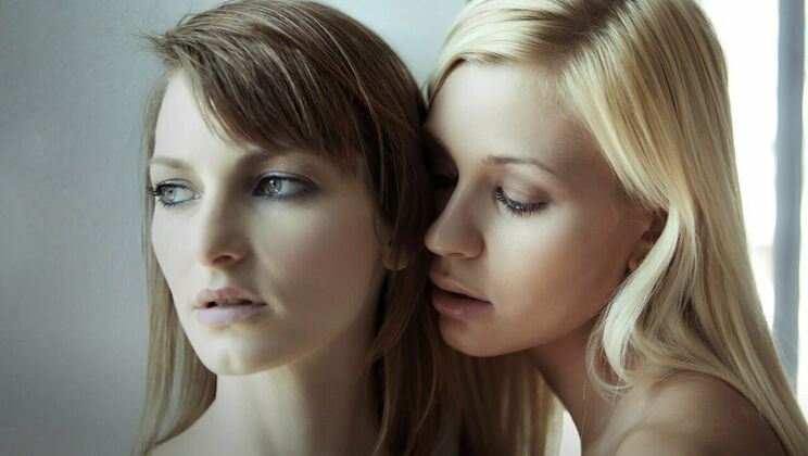 Wet and Wild: Blonde Tracy and Brunette Flora's Love Story - Chapter 1