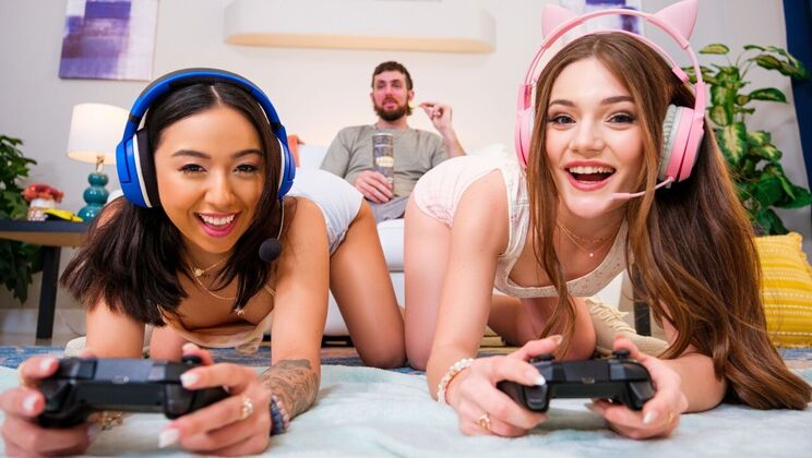 Threesome with Piercings: Blowjob, Handjob & Facial