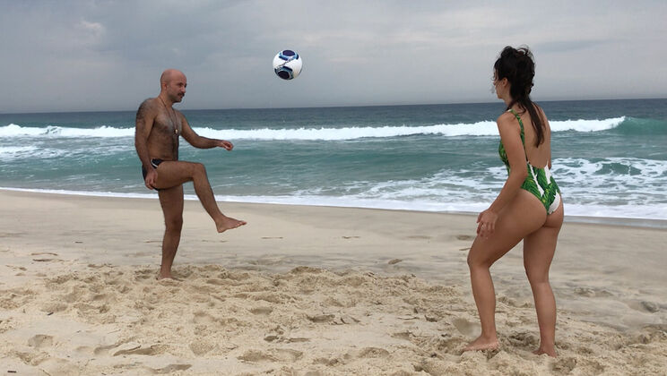 World Cup Special: Spitting Distance - Edu & Fe Brown Hair and Long Hair